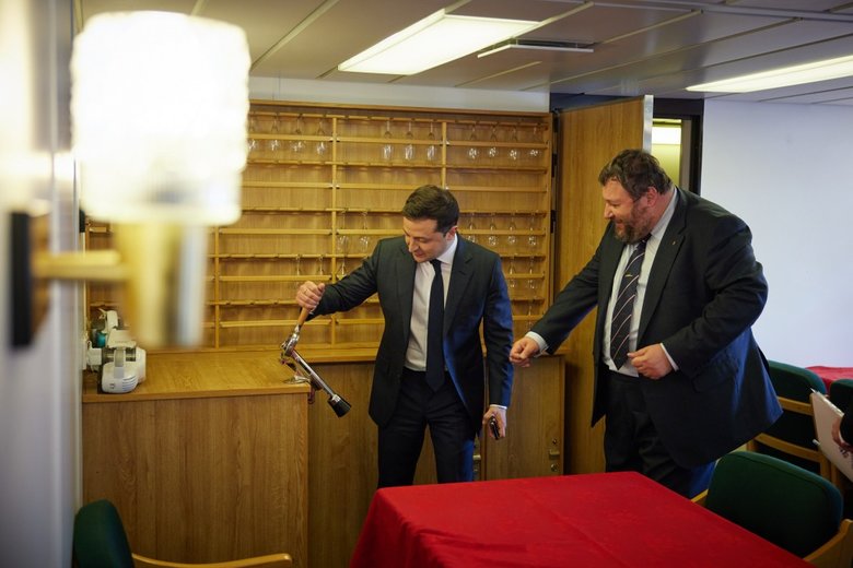 Зеленский в Одессе осмотрел ледокол Ноосфера, купленный государством для украинских полярников 06