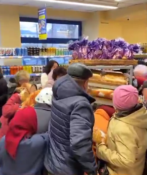 Очередь за социальным хлебом. dqxikeidqxiqqeant