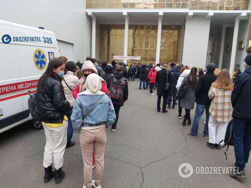 На территории МВЦ собрались десятки людей.