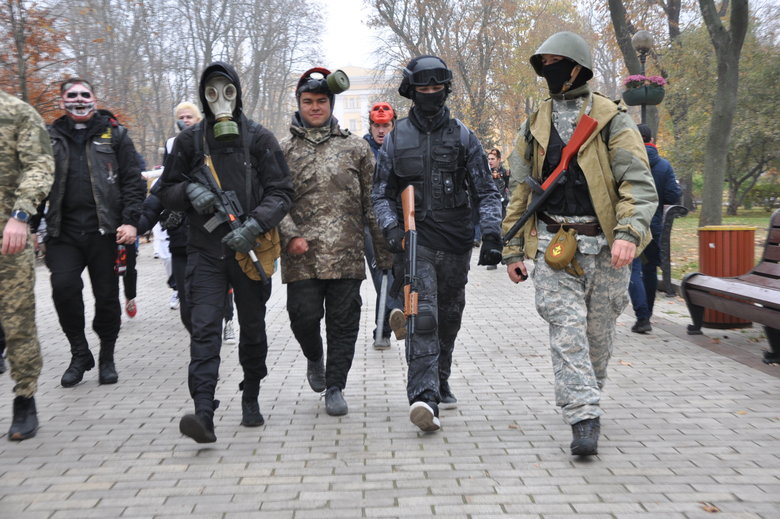 Парад зомби накануне праздника Хэллоуин прошел в центре Киева 01 dqxikeidqxitkant