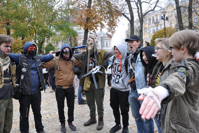 Парад зомби накануне праздника Хэллоуин прошел в центре Киева 12
