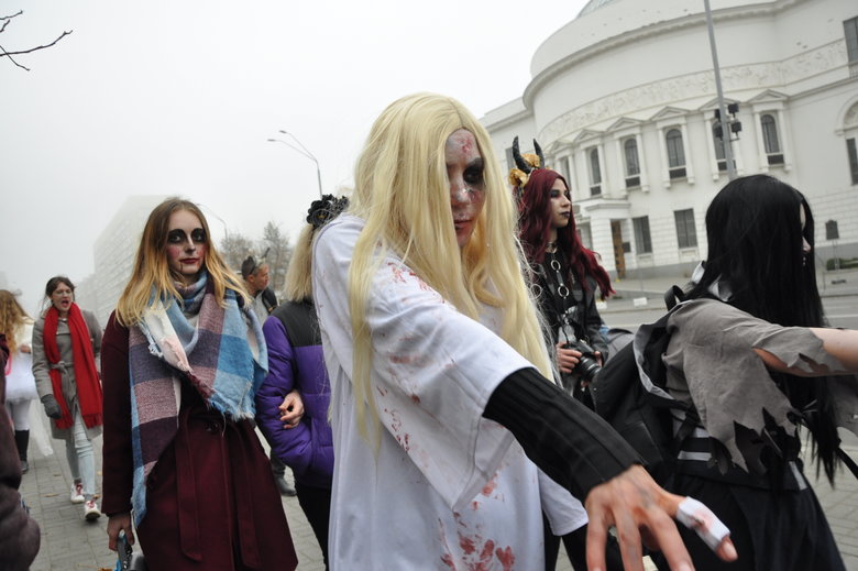 Парад зомби накануне праздника Хэллоуин прошел в центре Киева 03