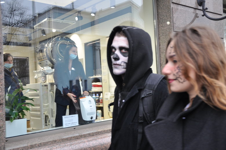 Парад зомби накануне праздника Хэллоуин прошел в центре Киева 04