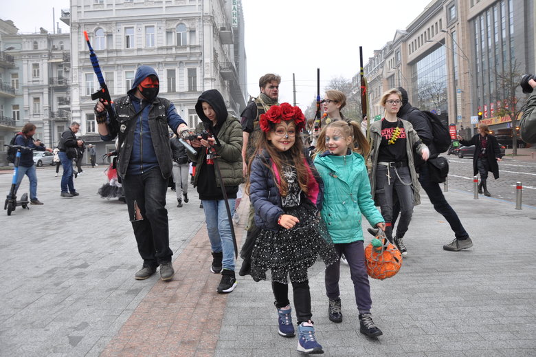 Парад зомби накануне праздника Хэллоуин прошел в центре Киева 08