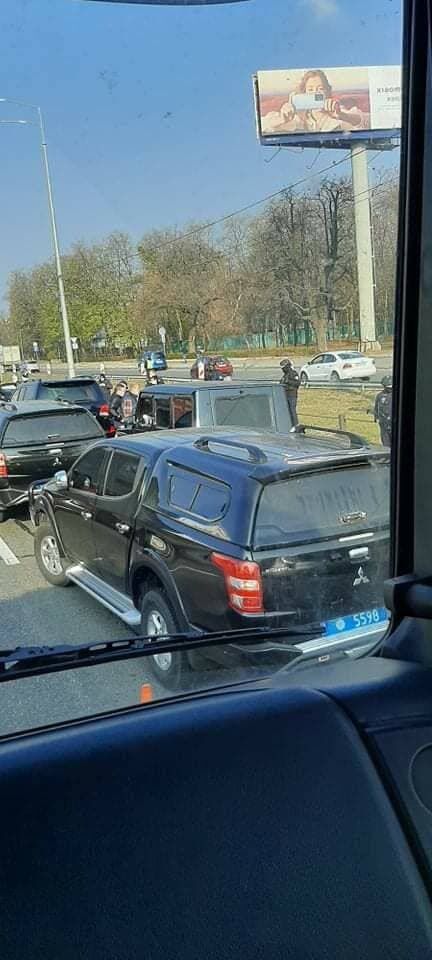 В Киеве остановили автомобиль Кивы, машину окружили силовики. Фото, видео и все подробности