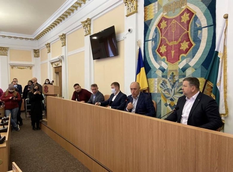 Жители Полтавы пикетировали горсовет из-за холода в квартирах 04