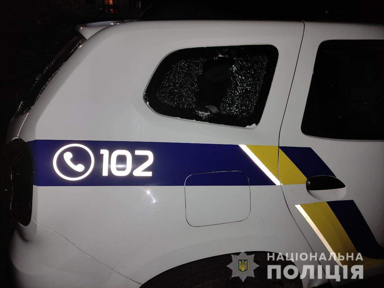 у Кам’янському чоловік зухвало побив авто поліції dqxikeidqxitkant