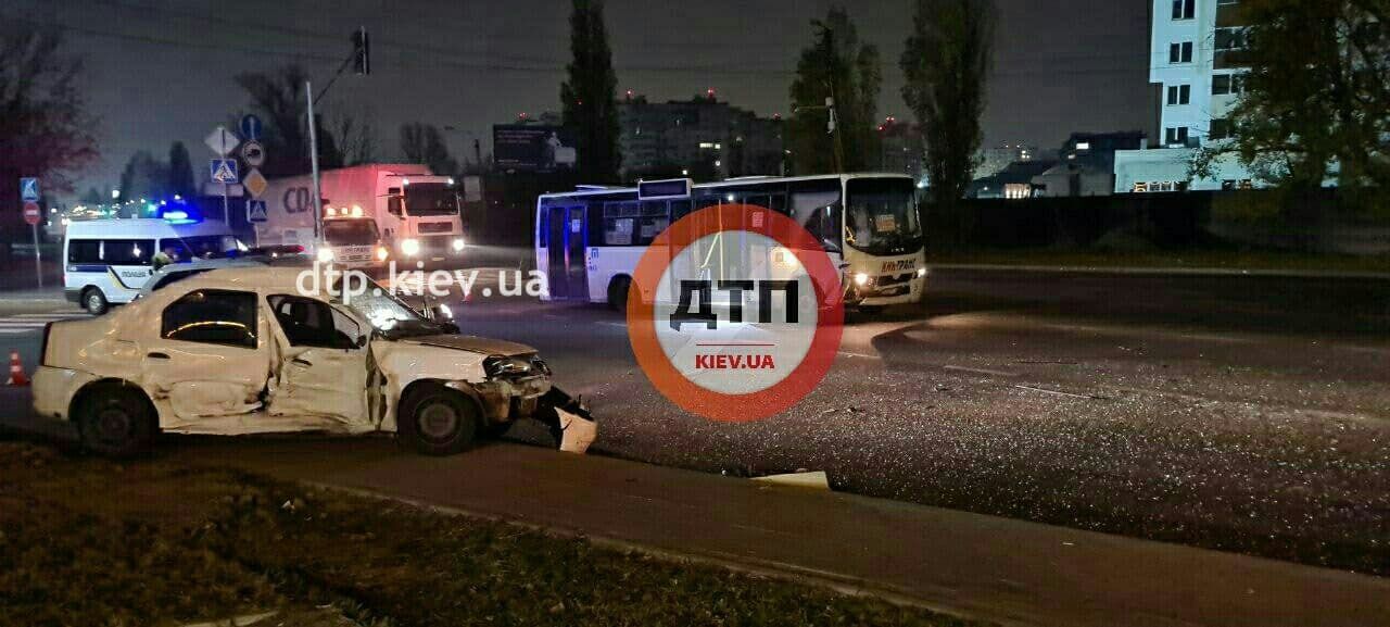 Столкнулись Renault и маршрутка dqxikeidqxitkant