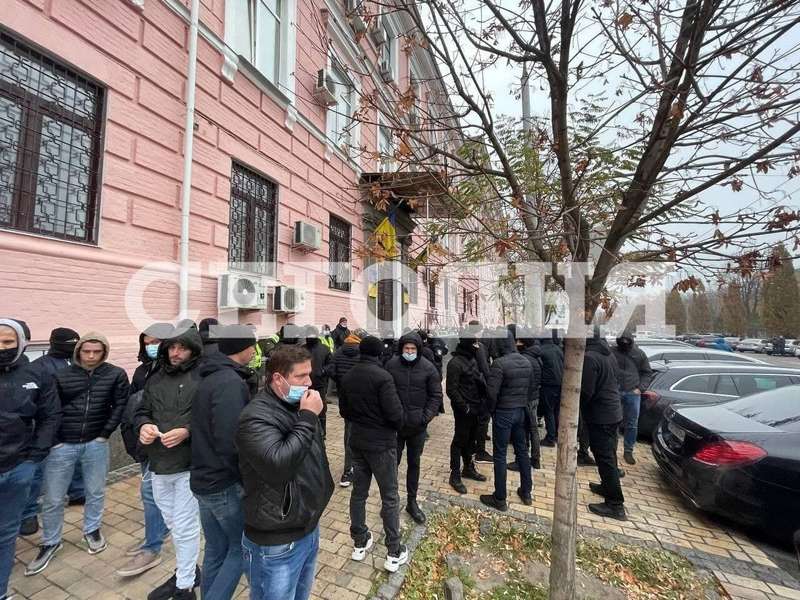 Возле суда собрались молодые люди спортивного телосложения dqxikeidqxitkant