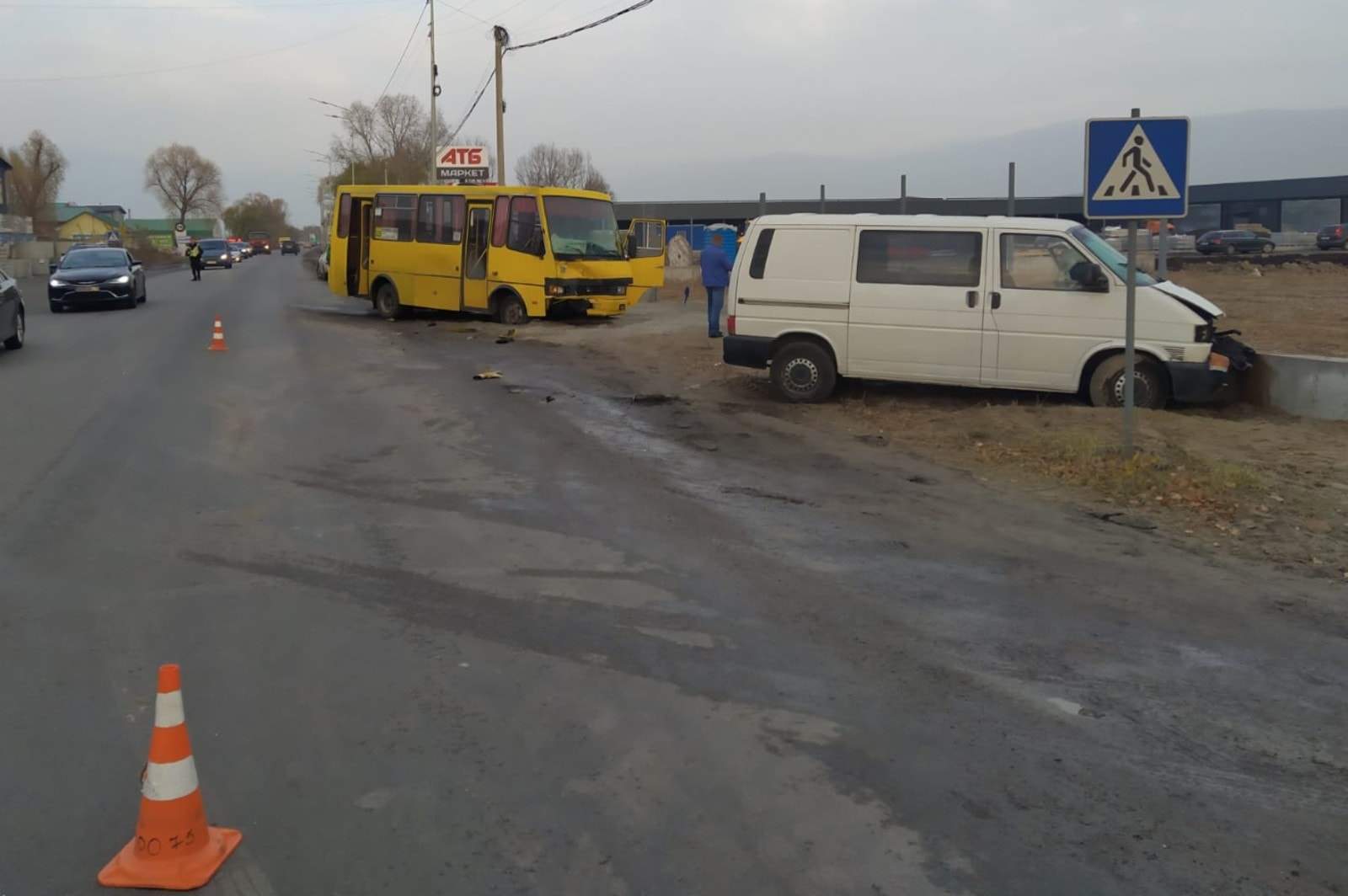 У Погребах в аварії з автобусом постраждали діти, Volkswagen врізався у БАЗ dqxikeidqxiqqeant