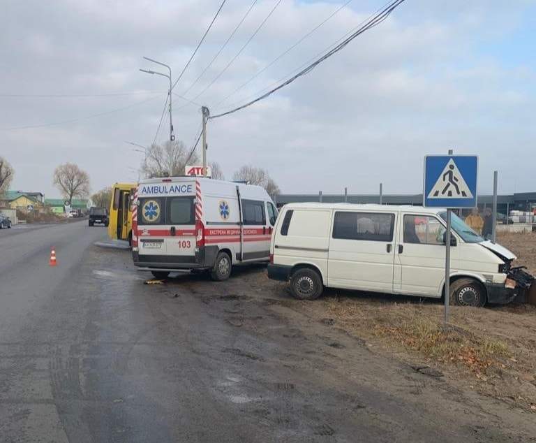 ДТП у Погребах, під Броварами авто врізалося в маршрутку, постраждали 5 людей ДТП у Погребах, під Броварами авто врізалося в маршрутку, постраждали 5 людей
