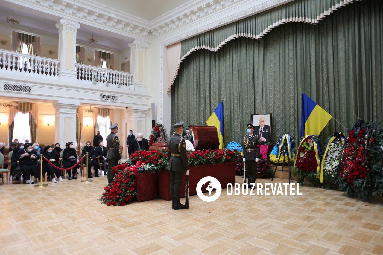 На церемонии присутствовал почетный караул