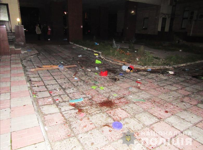 Мужчина выбрасывал из окна бутылки, банки и спортинвентарь. dqxikeidqxiqqeant