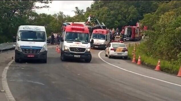 На место аварии прибыли службы спасения