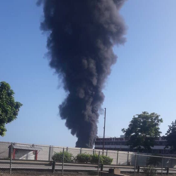 В небо поднялся столб черного дыма. dqxikeidqxiqqeant