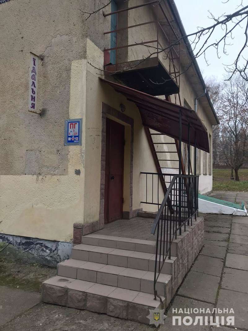 Сверток с ребенком оставили на лестнице при входе в столовую колледжа dqxikeidqxiqqeant