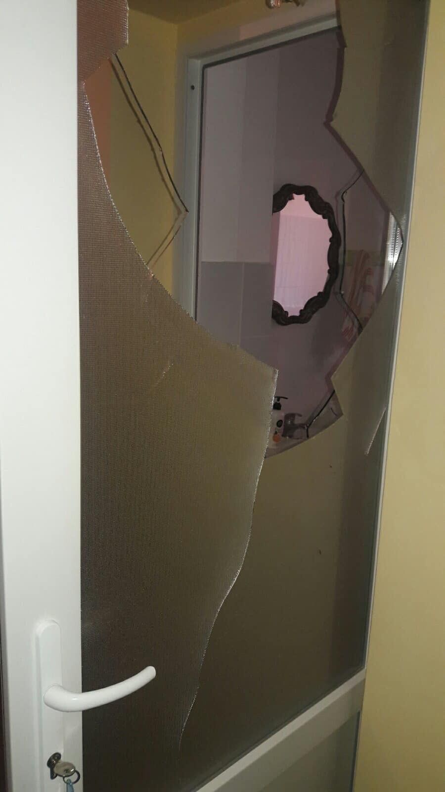 Мужчина повредил дверь в медучреждении dqxikeidqxiqqeant