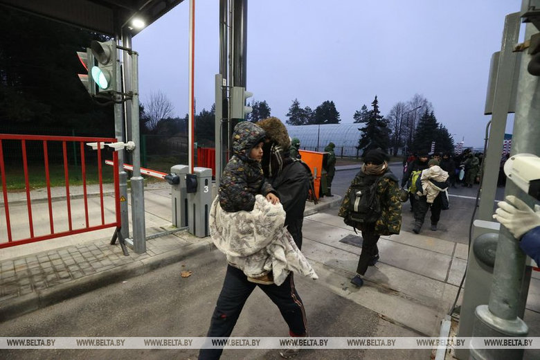 Лукашенко поручил разместить мигрантов в логистическом центре на границе с Польшей 03