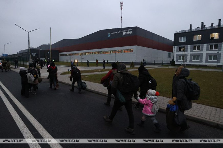 Лукашенко поручил разместить мигрантов в логистическом центре на границе с Польшей 04