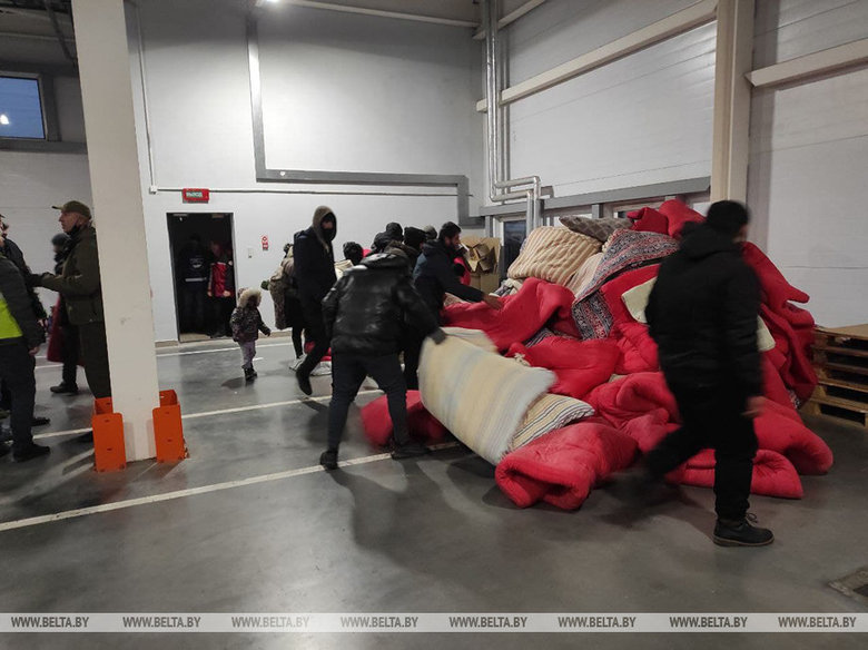 Лукашенко поручил разместить мигрантов в логистическом центре на границе с Польшей 05