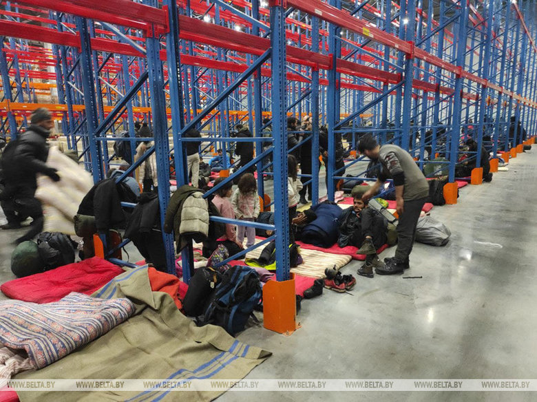 Лукашенко поручил разместить мигрантов в логистическом центре на границе с Польшей 06