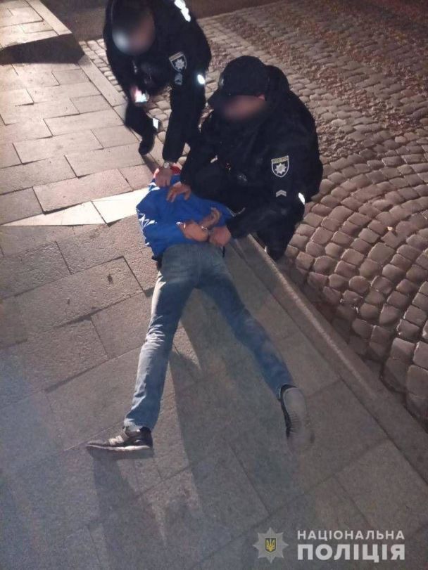 В Ужгороде мужчина в собственной квартире застал грабителя: что он сделал (фото)