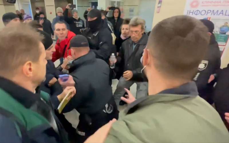 Во Львове антивакцинаторы штурмовали больницу, где их вожак "укрылся" от суда dqxikeidqxitkant