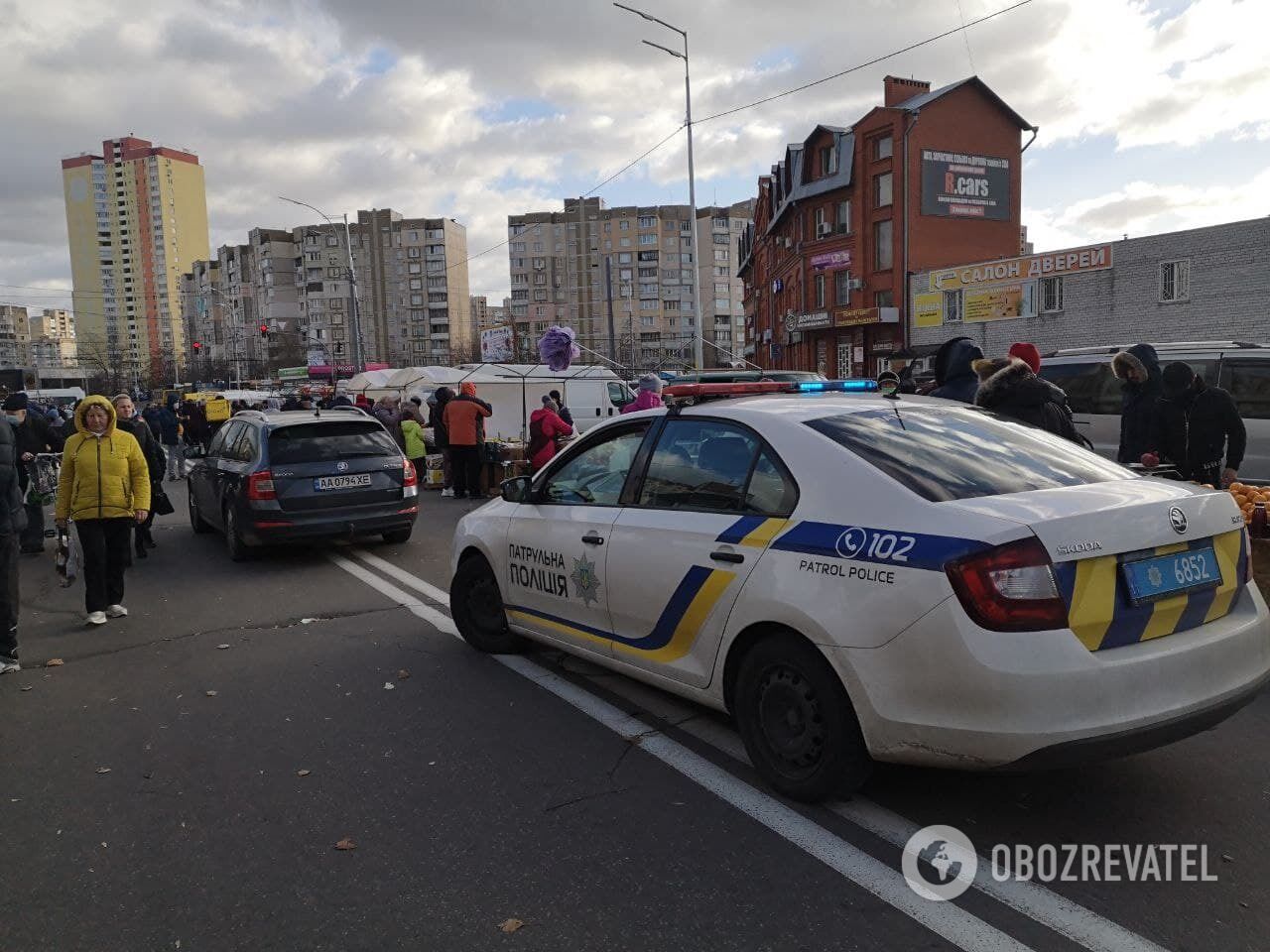 На место приехала полиция .