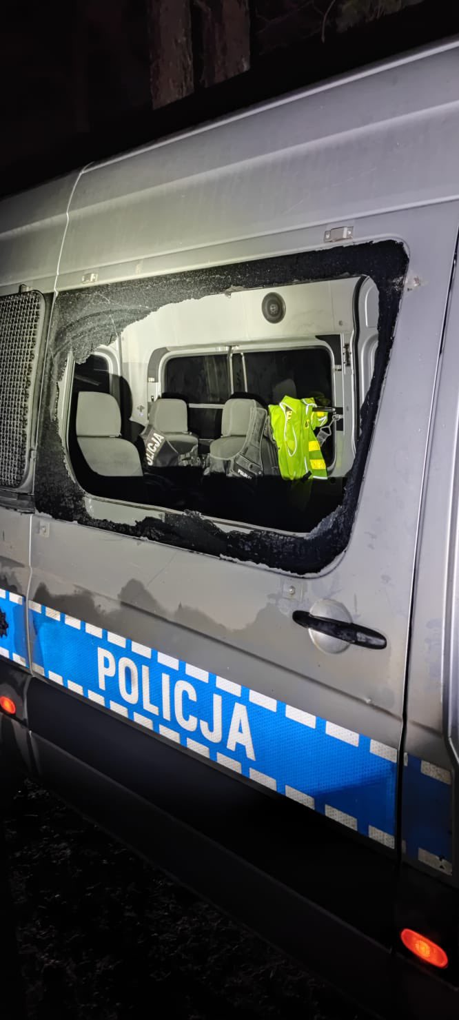 Мигранты снова предприняли попытку прорвать границу. Повреждены два наших автомобиля, - польская полиция 02 dqxikeidqxiqqeant