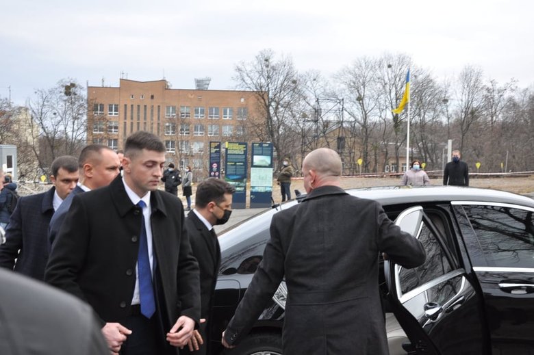 Зеленский с Ермаком почтили память погибших Героев Небесной Сотни в Киеве 01 dqxikeidqxitkant