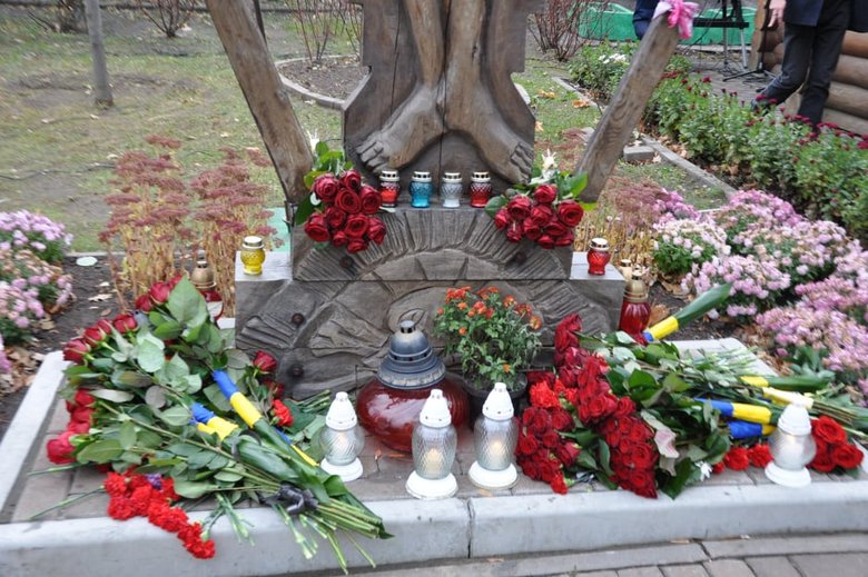 Зеленский с Ермаком почтили память погибших Героев Небесной Сотни в Киеве 11