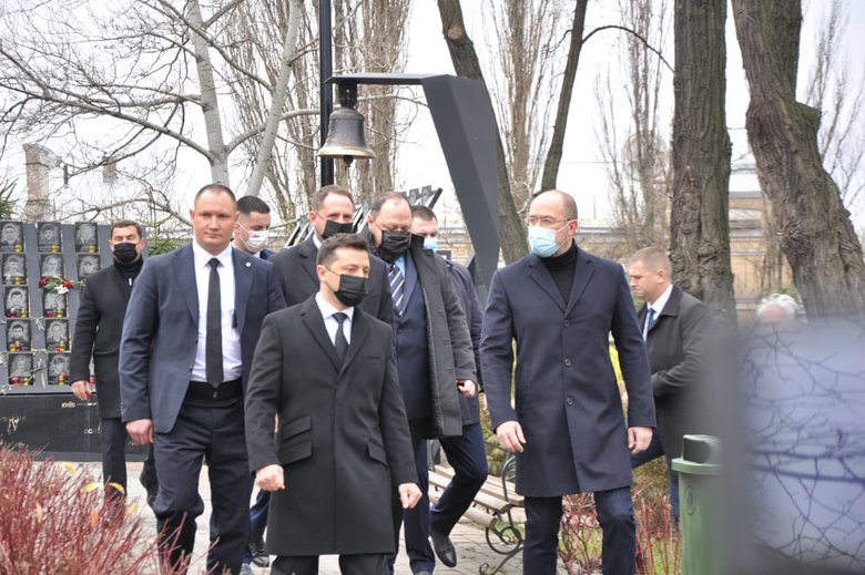 Зеленский с Ермаком почтили память погибших Героев Небесной Сотни в Киеве 03