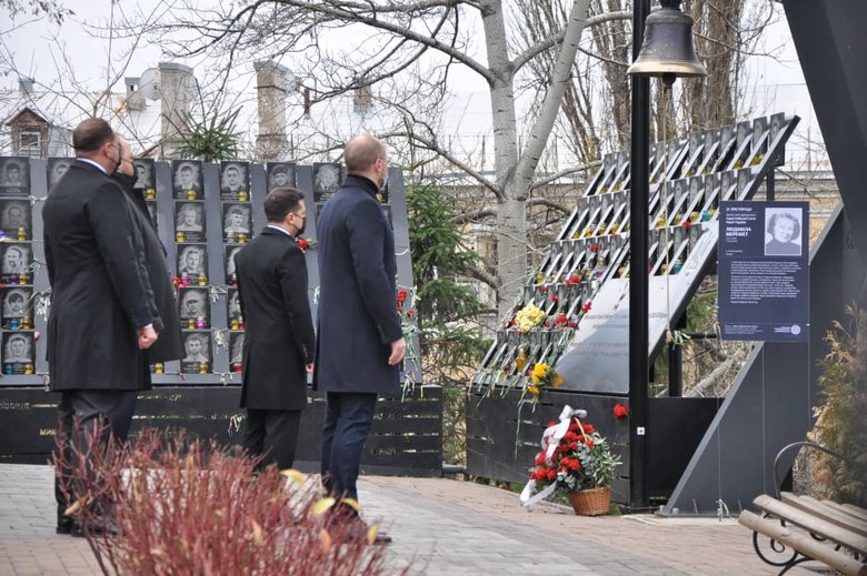 Зеленский с Ермаком почтили память погибших Героев Небесной Сотни в Киеве 04