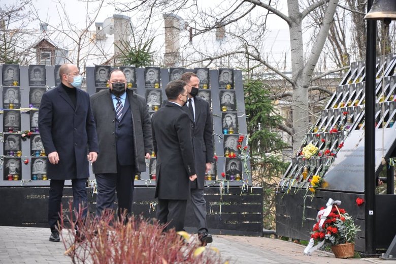 Зеленский с Ермаком почтили память погибших Героев Небесной Сотни в Киеве 05