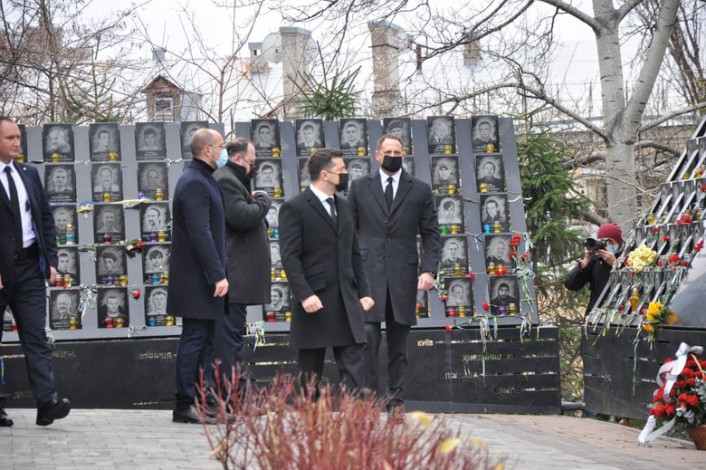 Зеленский с Ермаком почтили память погибших Героев Небесной Сотни в Киеве 06