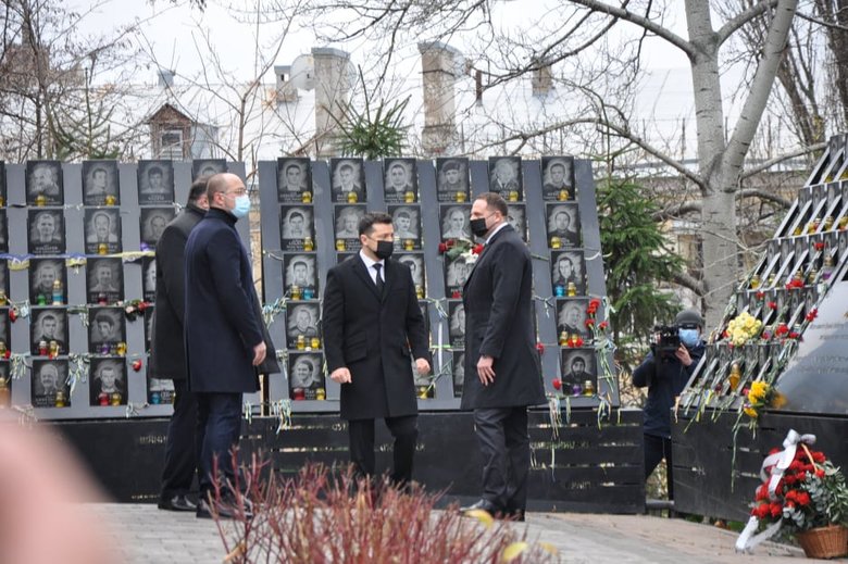 Зеленский с Ермаком почтили память погибших Героев Небесной Сотни в Киеве 07