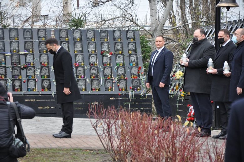 Зеленский с Ермаком почтили память погибших Героев Небесной Сотни в Киеве 08