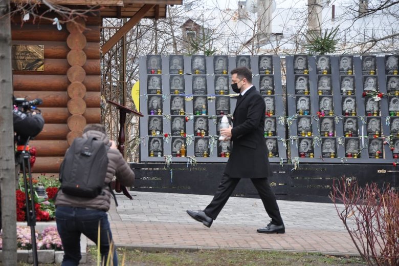 Зеленский с Ермаком почтили память погибших Героев Небесной Сотни в Киеве 09