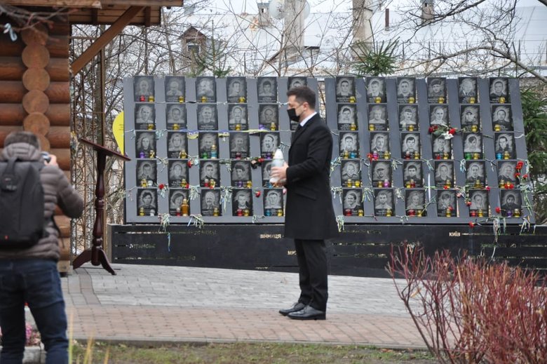 Зеленский с Ермаком почтили память погибших Героев Небесной Сотни в Киеве 10