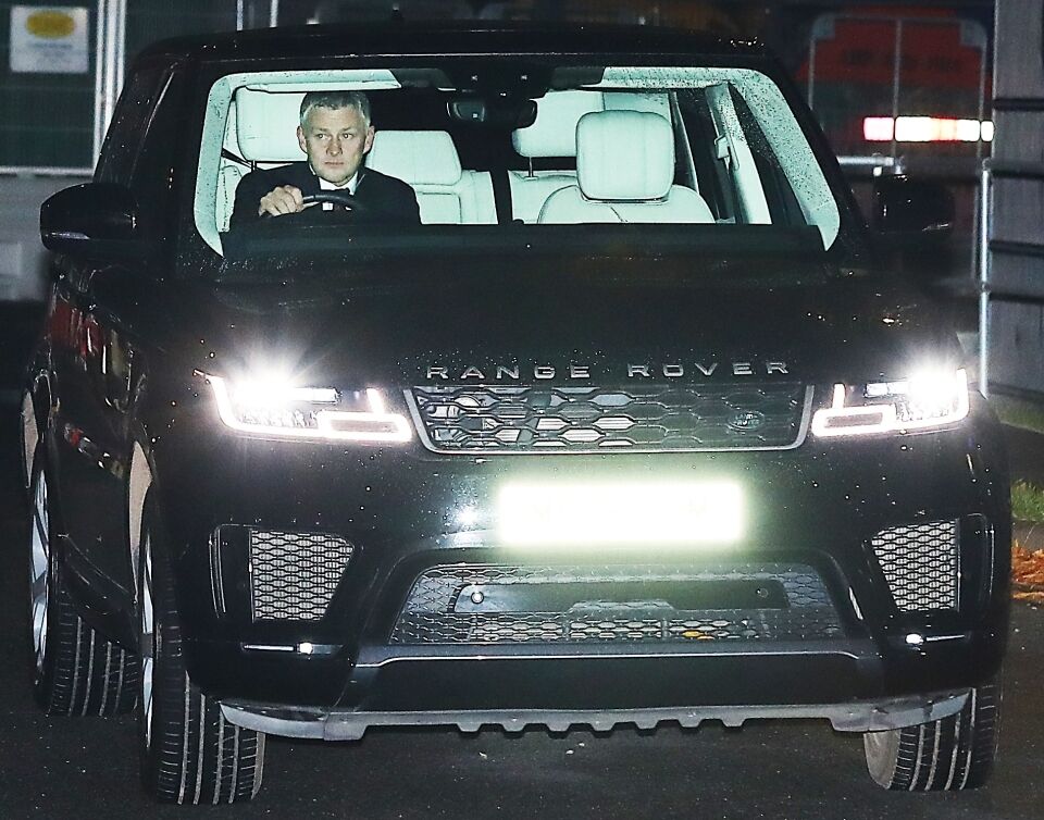 Сульшер выглядел жалко, когда ехал домой из аэропорта Манчестера после унизительного поражения в Уотфорде dqxikeidqxitkant