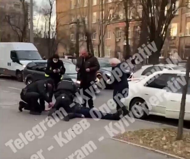 Полицейские пытались помочь водителю. dqxikeidqxitkant