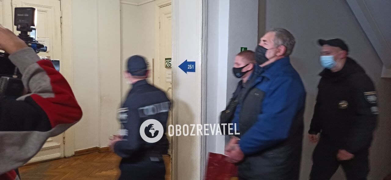 Подозреваемый идет под конвоем. dqxikeidqxitkant