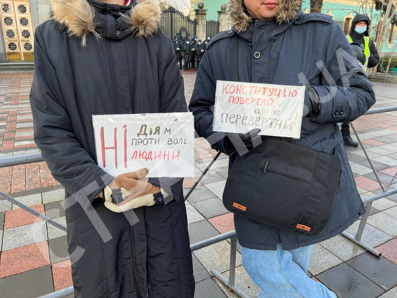 Под Радой в Киеве начался митинг противников вакцинации и карантина dqxikeidqxitkant