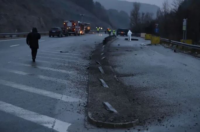 Автобус наехал на дорожный знак и произошло возгорание