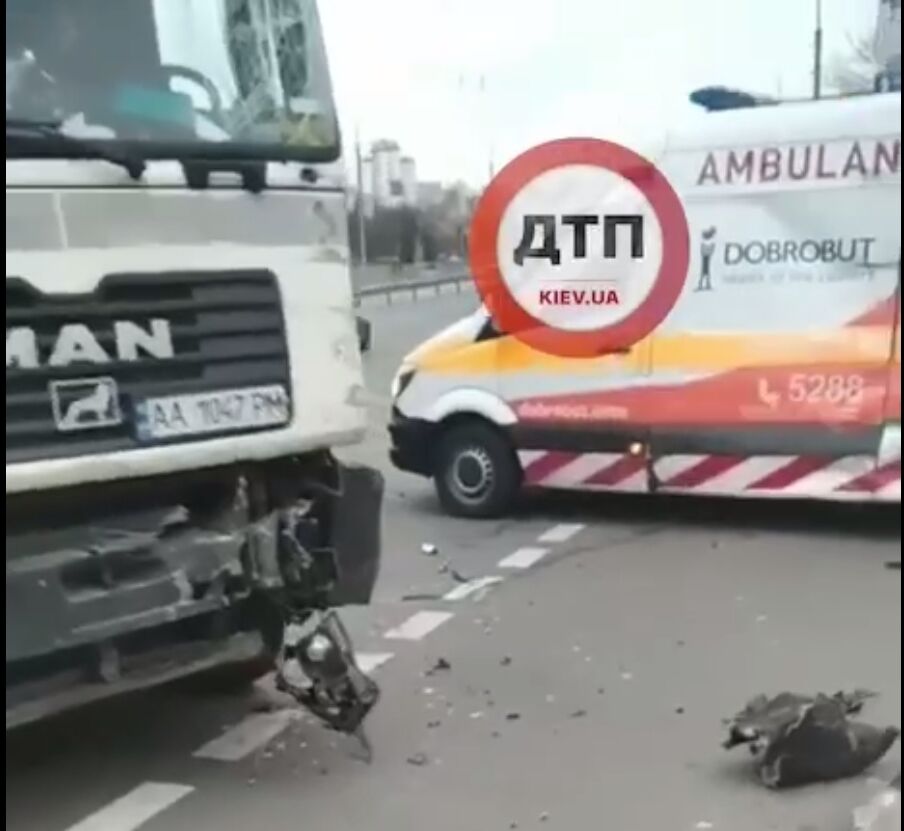 Грузовик протаранил машину скорой помощи. dqxikeidqxitkant