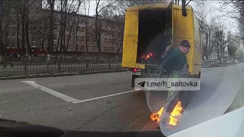 Коммунальщики также загорелись от пожара внутри будки.