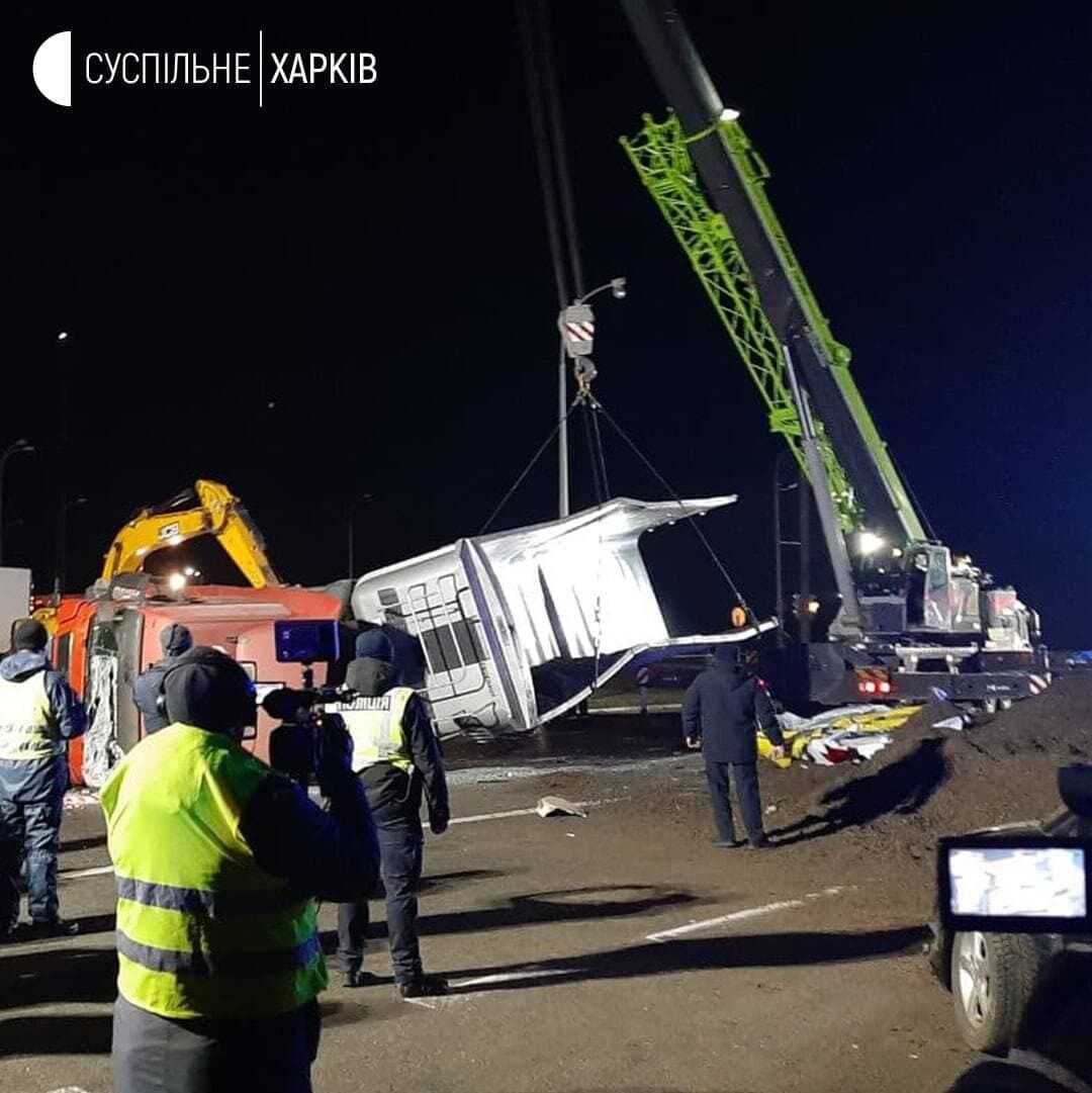 При помощи спецтехники убрали грузовик с раздавленного автомобиля dqxikeidqxitkant