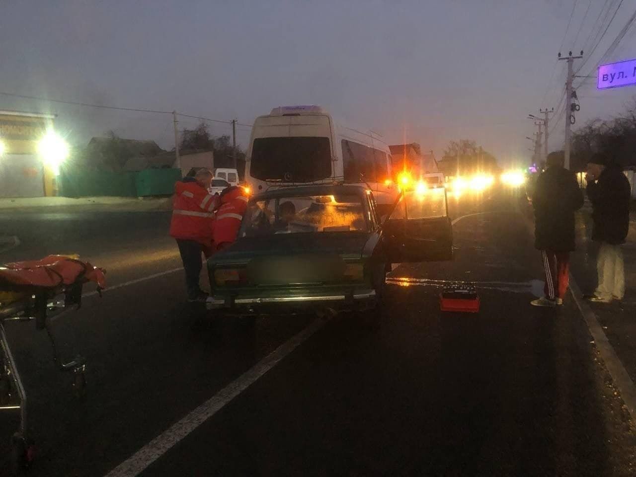 Легковушка на скорости протаранила микроавтобус. dqxikeidqxiqqeant