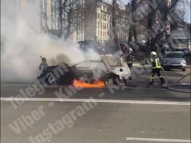 Элитный автомобиль сгорел полностью.