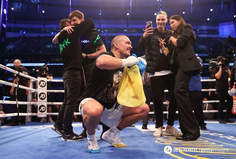 Александр Усик с украинским флагом.